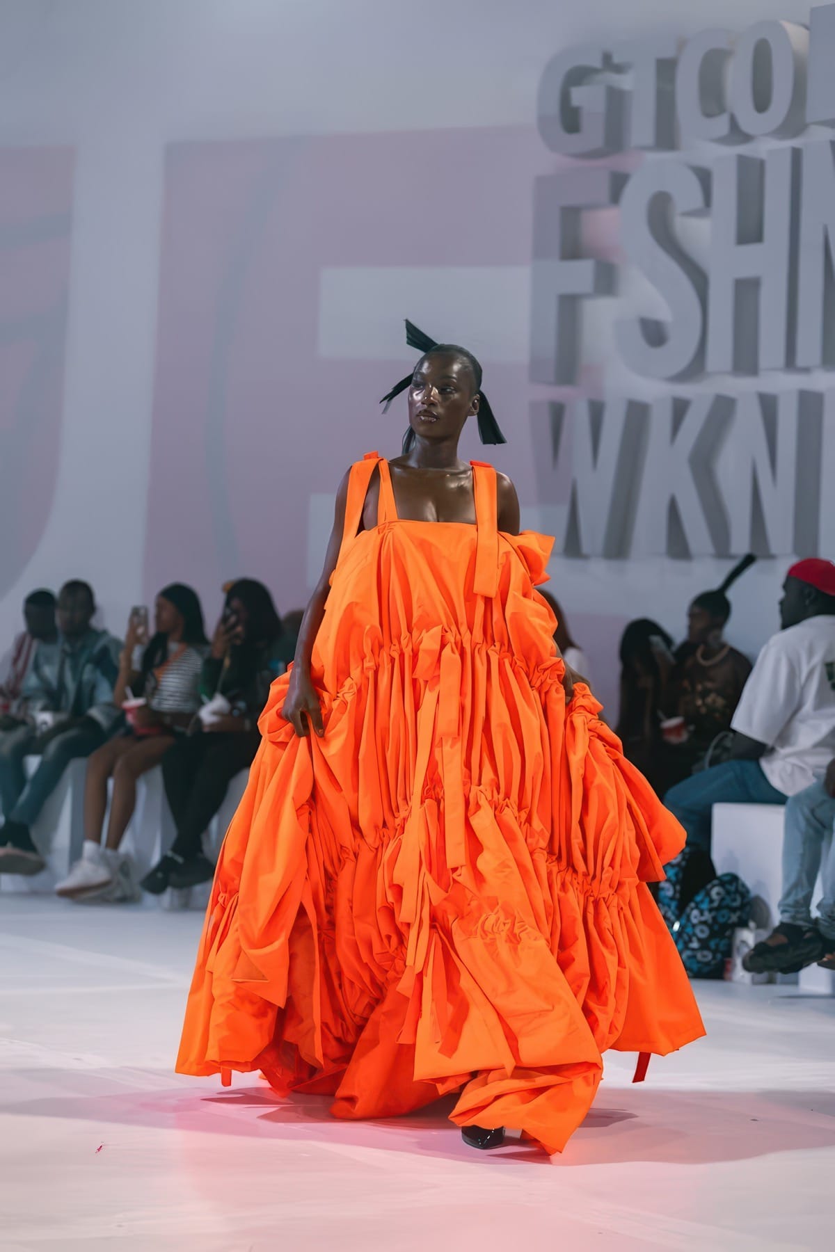 Mannequin en tenue africaine au Gala Défilé de mode Racines & Futur
